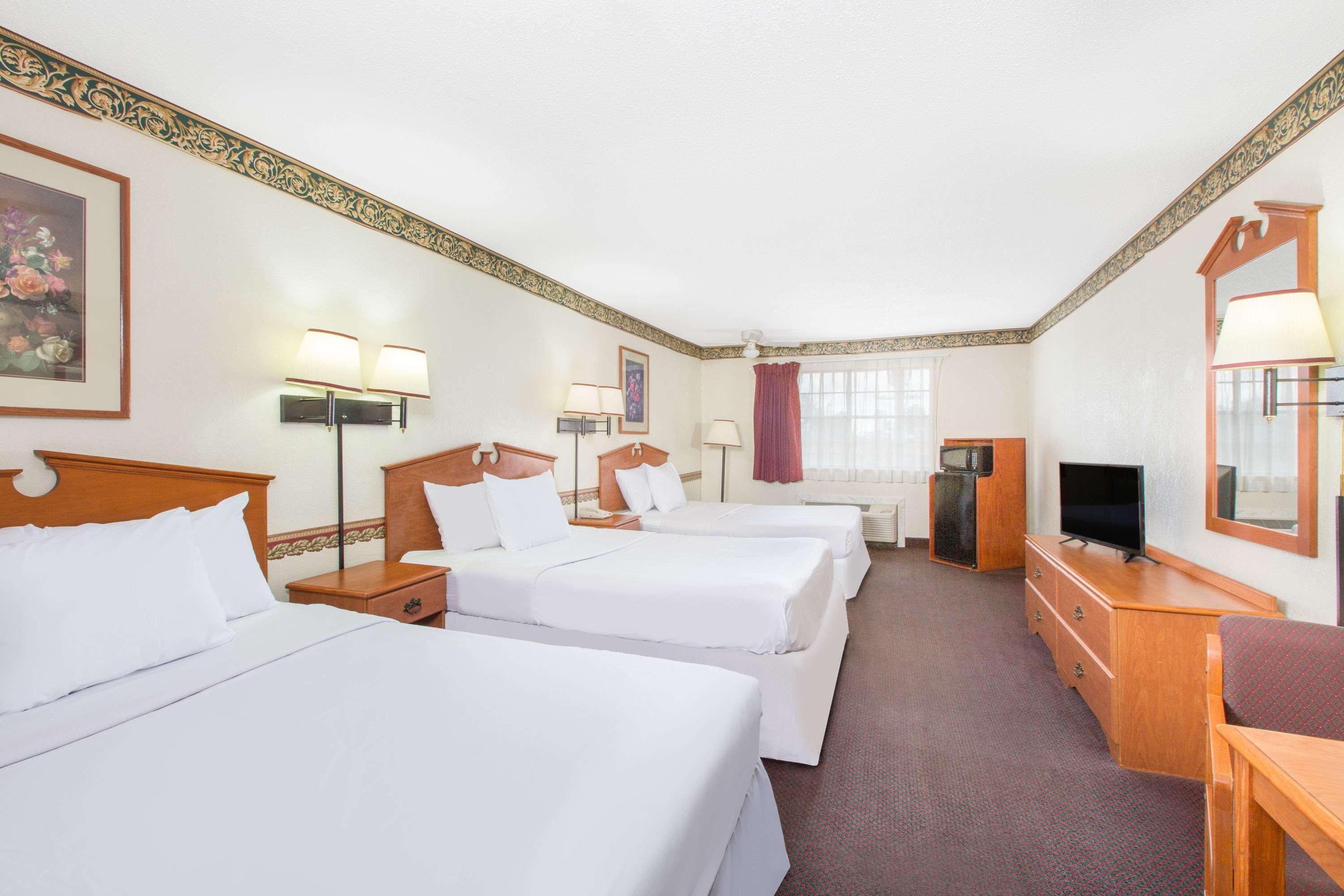 Days Inn & Suites By Wyndham Marshall Esterno foto
