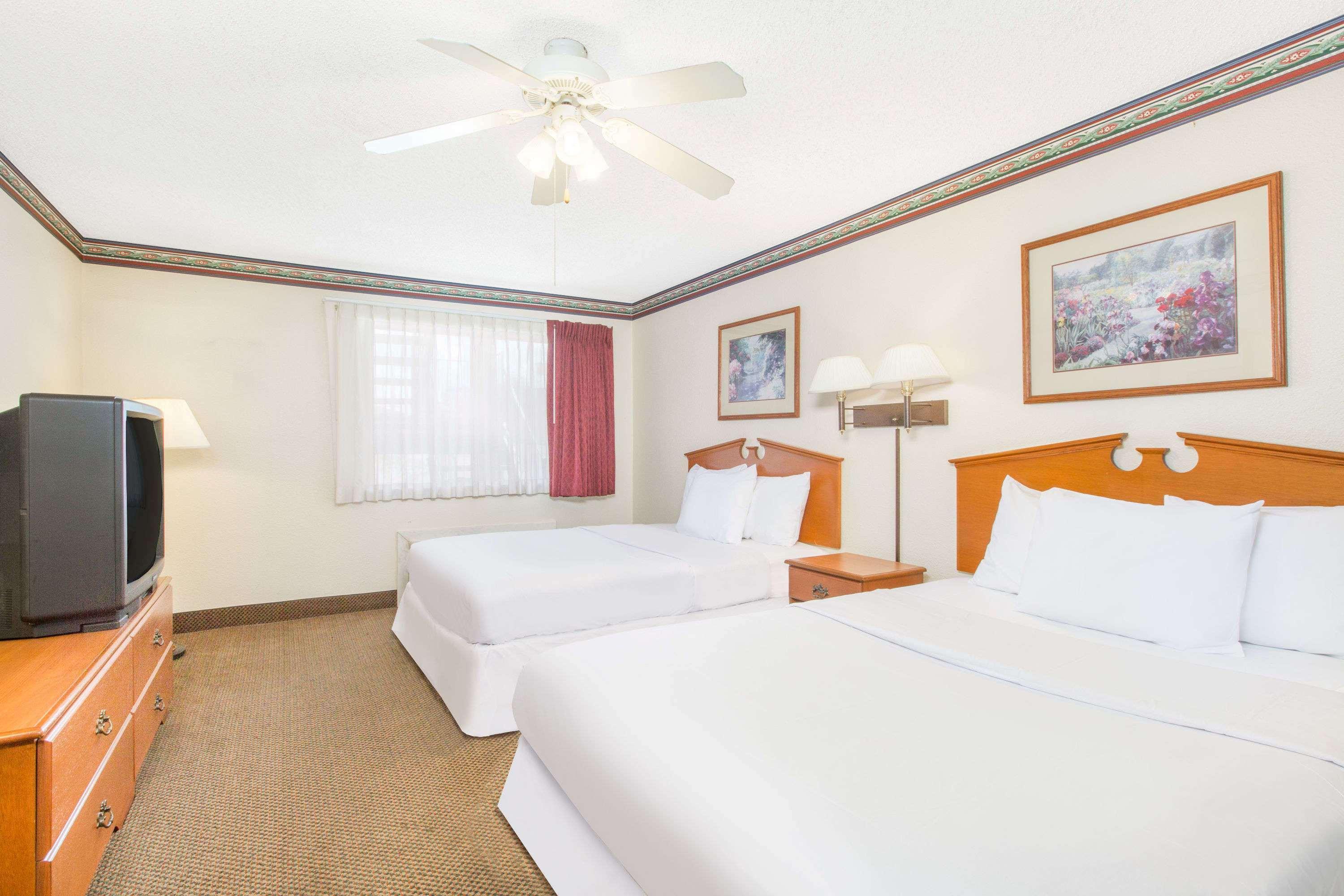 Days Inn & Suites By Wyndham Marshall Esterno foto