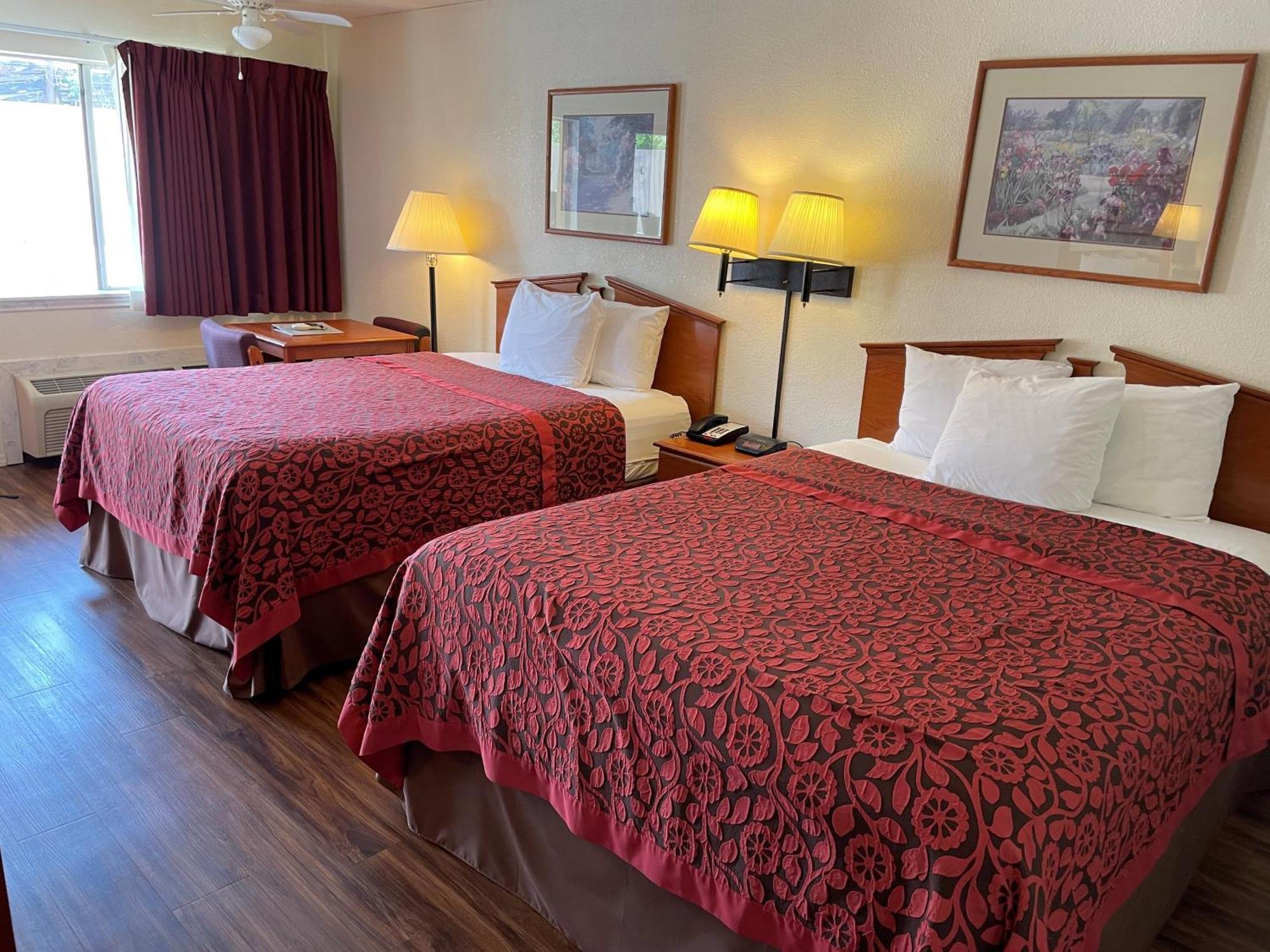 Days Inn & Suites By Wyndham Marshall Esterno foto