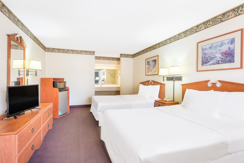 Days Inn & Suites By Wyndham Marshall Esterno foto